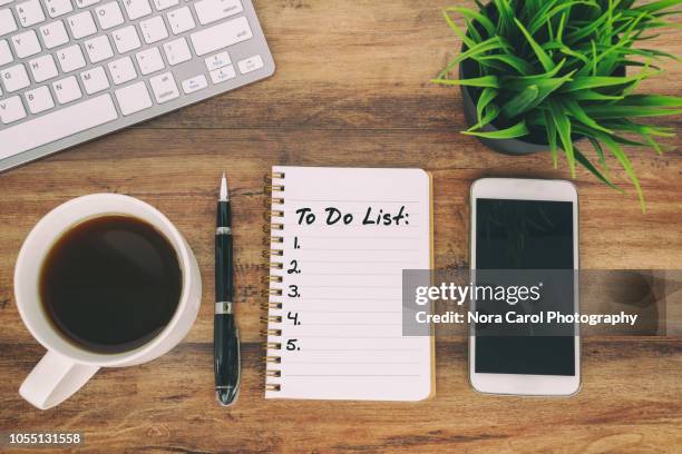 to do list text on note pad - aufgabenliste stock-fotos und bilder