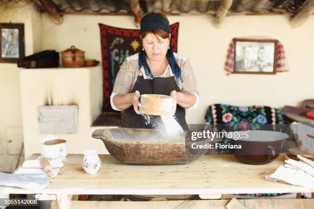 faire du pain de façon traditionnelle - sifting stock photos et images de collection