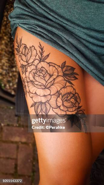 rose tattoo on thigh - black rose fotografías e imágenes de stock