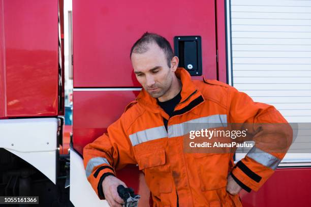 pompier dans une opération de sauvetage - au repos par un camion de pompier - rescue worker photos et images de collection