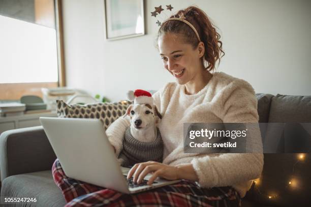 neue jahr online-shopping - weihnachten laptop stock-fotos und bilder