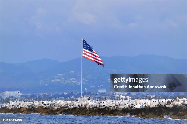 american flag waving - flagpole sitting stockfoto's en -beelden