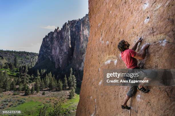 man rock climbing, smith rock state park, oregon, usa - smith rock state park stockfoto's en -beelden