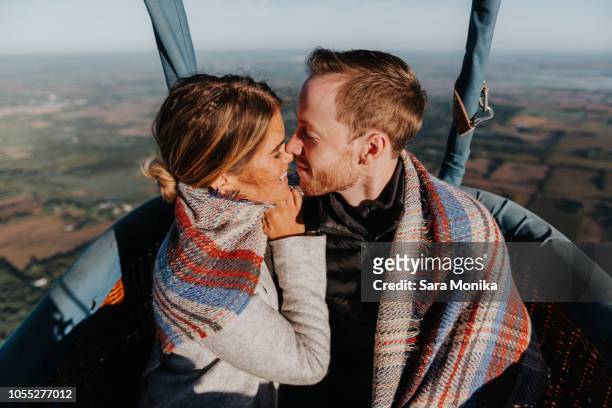 newly engaged couple in hot air balloon - momentos imagens e fotografias de stock