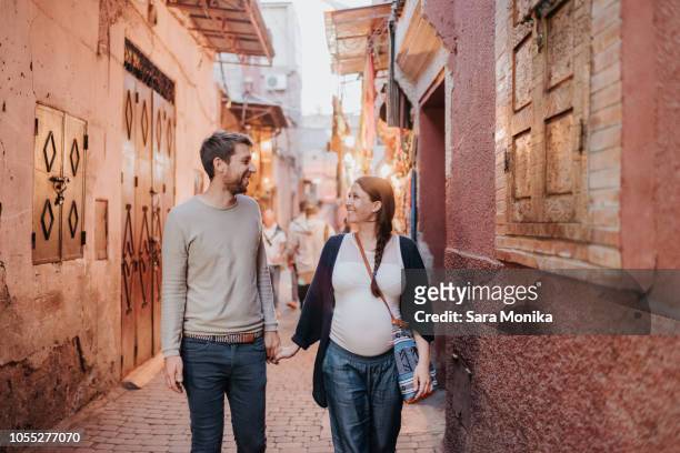 pregnant couple on vacation, marrakech, morocco - souk stock-fotos und bilder