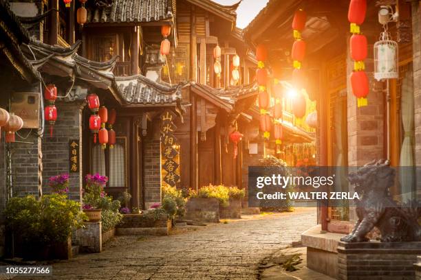 old town of lijiang at sunrise, yunnan, china - vieille ville photos et images de collection