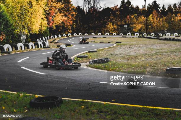 circuito de karting, automne. - corrida de cart - fotografias e filmes do acervo