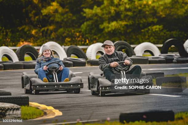 circuit de karting, homme, femme. - automne femme stock-fotos und bilder