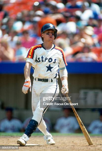 Craig Biggio of the Houston Astros bats against the New York Mets during an Major League Baseball game circa 1993 at Shea Stadium in the Queens...