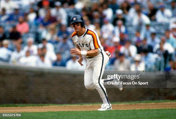 Craig Biggio of the Houston Astros runs the bases against the Chicago Cubs during an Major League Baseball game circa 1992 at Wrigley Field in...