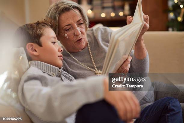 festeggiamo il natale, persone felici a casa. - toghetherness foto e immagini stock