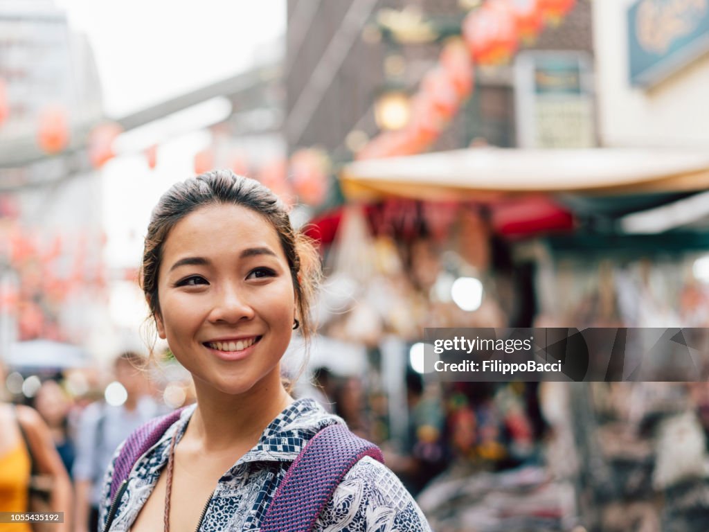 Retrato de uma mulher adulta jovem chinês em Chinatown