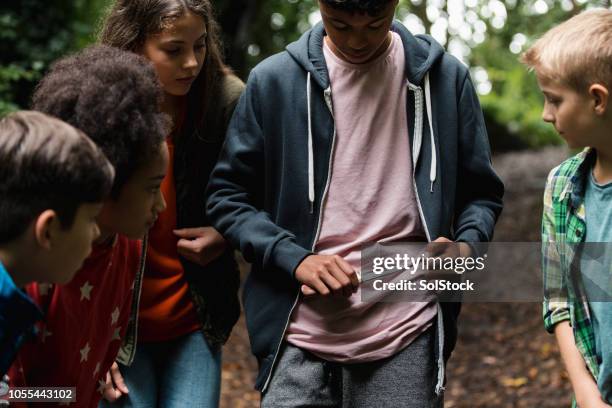 zu seinen freunden zeigen - messer stock-fotos und bilder