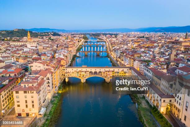 ponte vecchio bridge and the historic city of florence at dusk. (dusk) - florence italy stockfoto's en -beelden