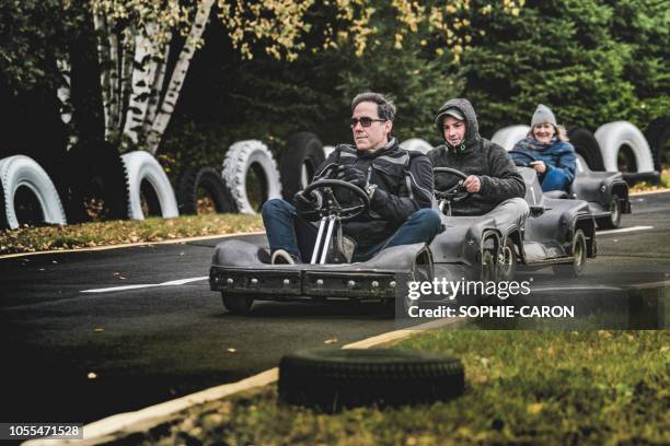 circuit de karting, homme, femme. - automne femme stock-fotos und bilder