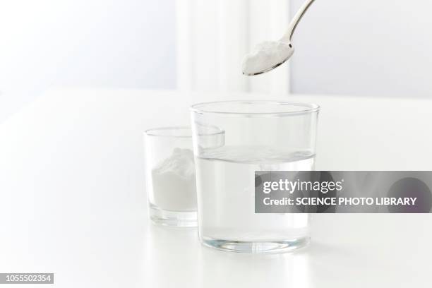 baking soda dissolving in water - natron stock-fotos und bilder