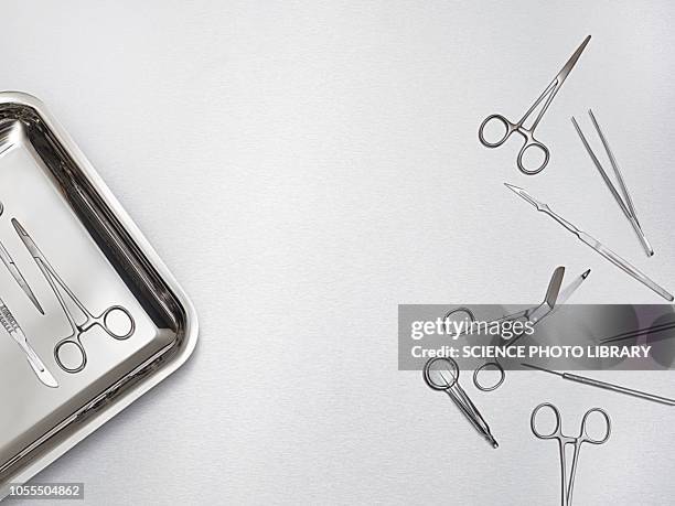 surgical scissors and tray - tijeras quirúrgicas fotografías e imágenes de stock