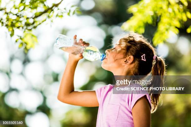 girl drinking water - kind wasser stock-fotos und bilder