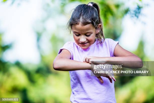 Scratchcing Girl Scratching Photos and Premium High Res Pictures - Getty Images