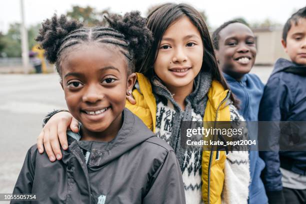 kinderen zijn klaar voor excursie - african school kids stockfoto's en -beelden