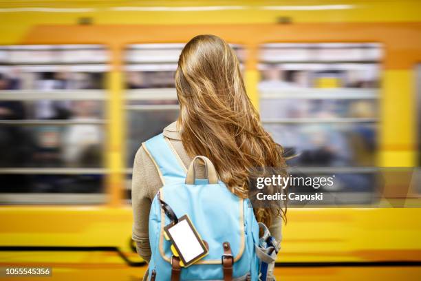 métro d’attente de femme dans la station de métro - buenos aires photos et images de collection