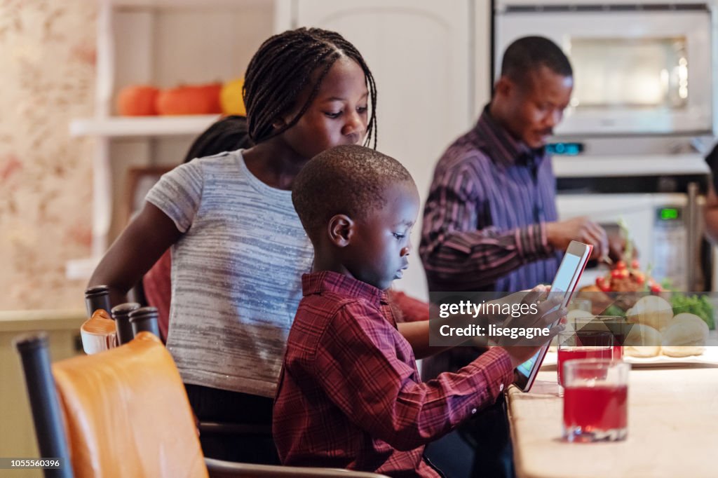 Africano-americano preparando jantar de ação de Graças