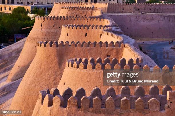 uzbekistan, khiva,  wall of the city - silk road foto e immagini stock