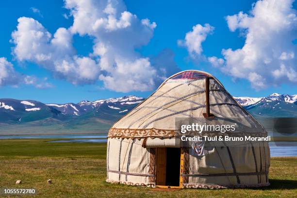 kyrgyzstan, song kul, nomad's camp - kampeertent stockfoto's en -beelden