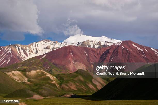 kyrgyzstan, allai valley - osh photos et images de collection