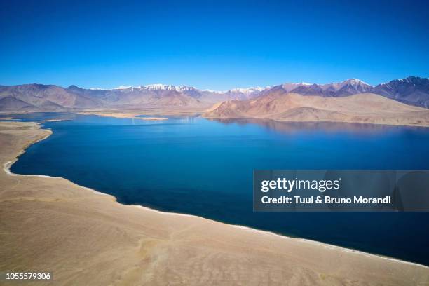 tajikistan, the pamir highway, karakul lake - lake karakul stock pictures, royalty-free photos & images