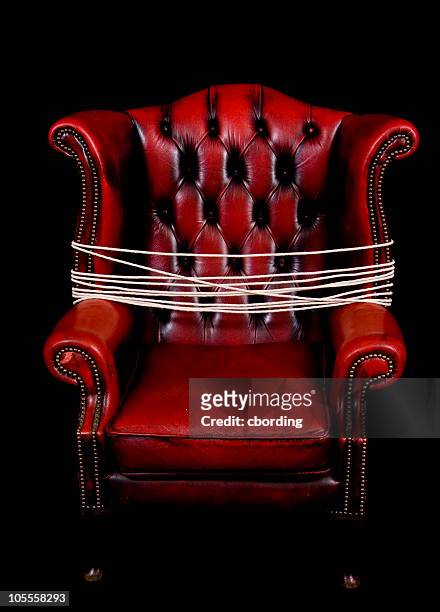 cadeira de couro vermelho vinho com servidão corda - servidão imagens e fotografias de stock