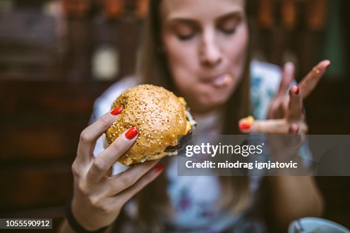 おいしいハンバーガーを楽しむ女性 おいしいハンバーガーを楽しむ女性