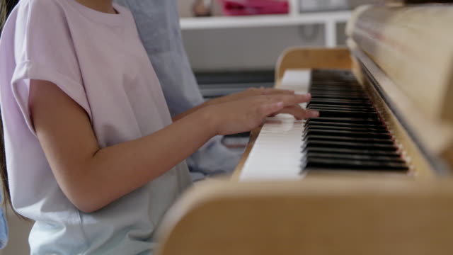 어머니 도움 딸 피아노 연주