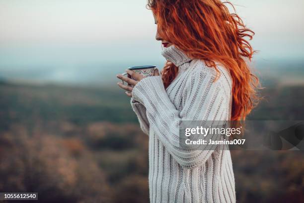 el mejor confort en un día frío - redhead fotografías e imágenes de stock