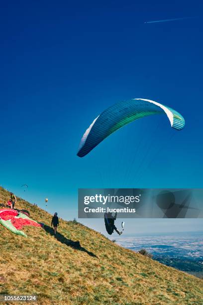 parapentes sur le puy de dôme, auvergne, france - puy de dome photos et images de collection