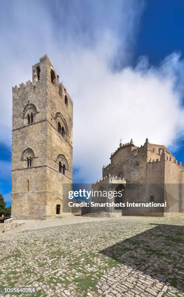 duomo di erice cathedral and massive bell tower in early gothic style in erice, sicily, italy - erice imagens e fotografias de stock