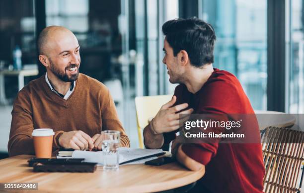reunión en el café - vestimenta casual fotografías e imágenes de stock