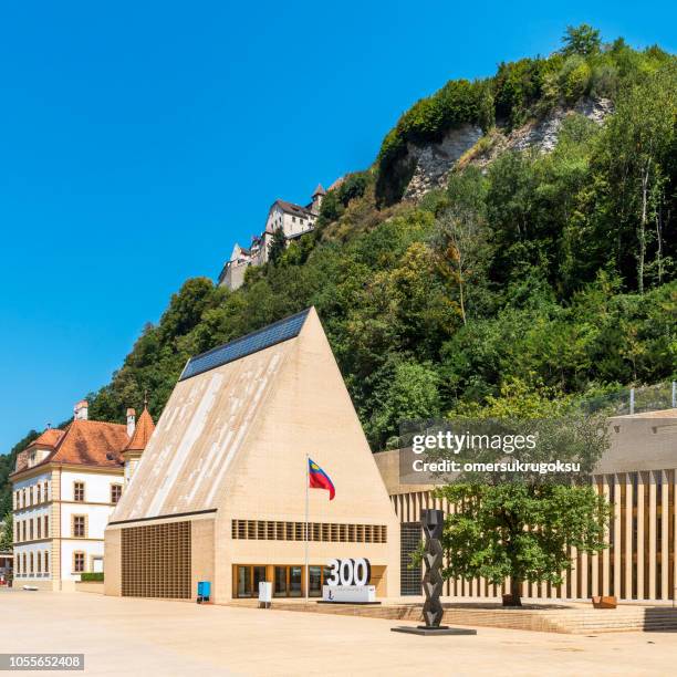 parlementsgebouw in vaduz, liechtenstein - vaduz castle stockfoto's en -beelden