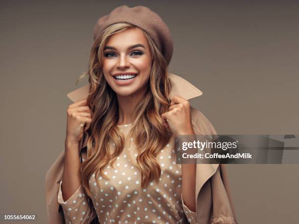 foto von jungen, schönen, fröhlich lächelnden frau, die stilvoll ist - woman fashion model in dress stock-fotos und bilder