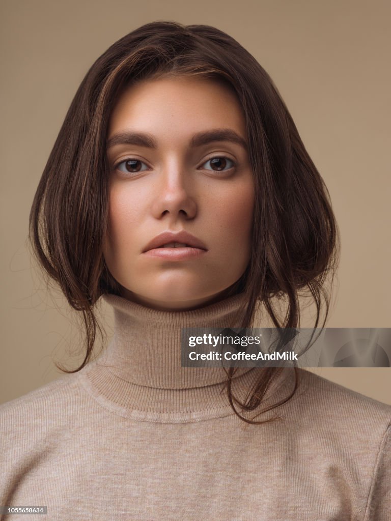 Schöne Frau mit Pullover