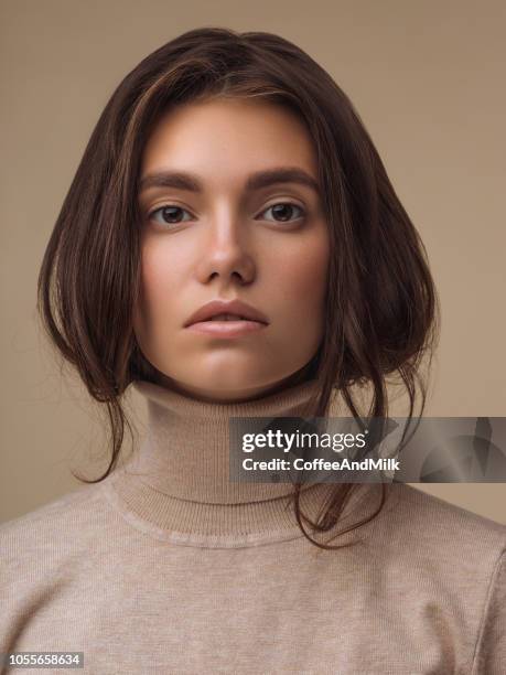 vacker kvinna bär tröja - naturlig skönhet bildbanksfoton och bilder