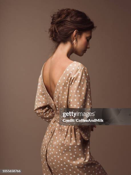 hermosa mujer - vestido marrón fotografías e imágenes de stock