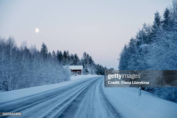 frozen winter road in finland - country christmas 個照片及圖片檔