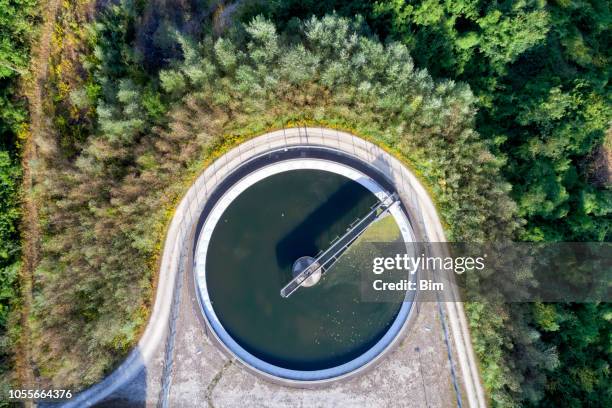 veduta aerea dell'impianto di depurazione delle acque - purity foto e immagini stock