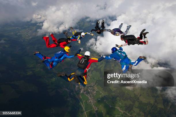 fallschirmspringer fallen auf die erde - skydiving stock-fotos und bilder