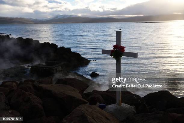 a cross at hveravik, near drangsnes in the westfjords of iceland - christian kalt stock-fotos und bilder