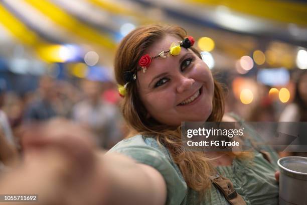 echte vrouw vieren op oktoberfest - selfie - fat woman dancing stockfoto's en -beelden
