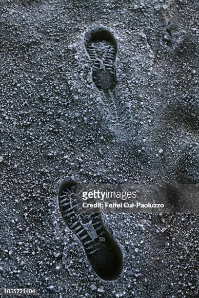 footprint on the black sand beach of kopasker, northeast iceland - schuhabdruck stock-fotos und bilder