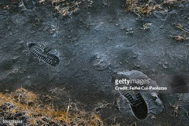 footprint on the black sand beach of kopasker, northeast iceland - sole of shoe stock-fotos und bilder
