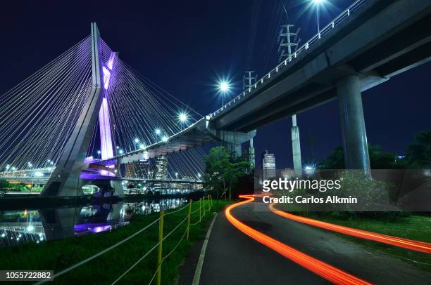 sao paulo, brazil - octavio frias de oliveira bridge at night with s-shaped light trail of a vehicle in movement - sao paulo state stock pictures, royalty-free photos & images